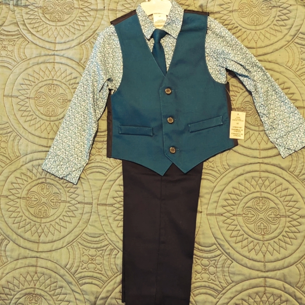 BOYS 4T FOUR PIECE VAN HEUSEN OUTFIT